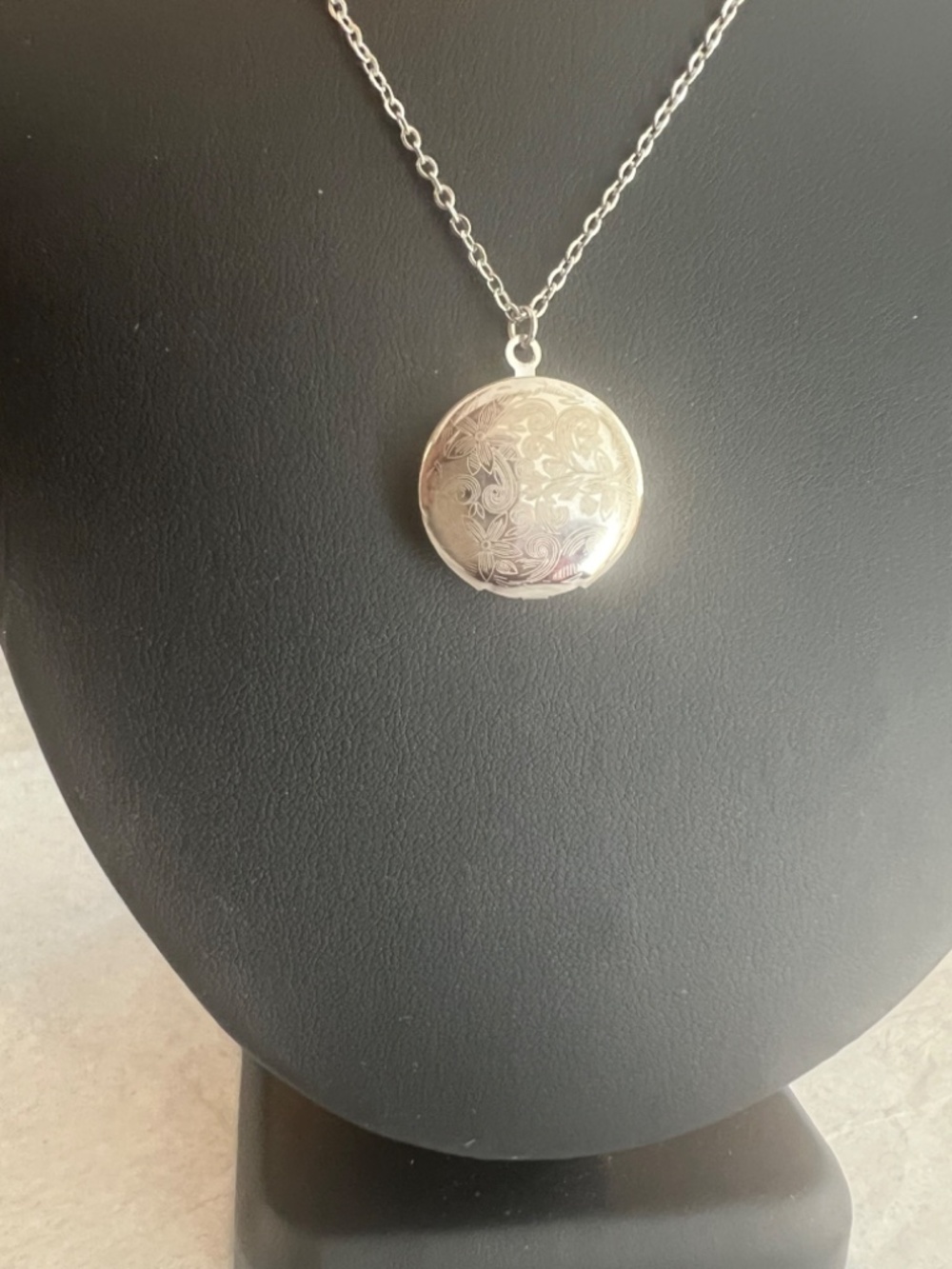 Sterling Silver Round Pendant Necklace - Silver NWT - Picture 5 of 7
